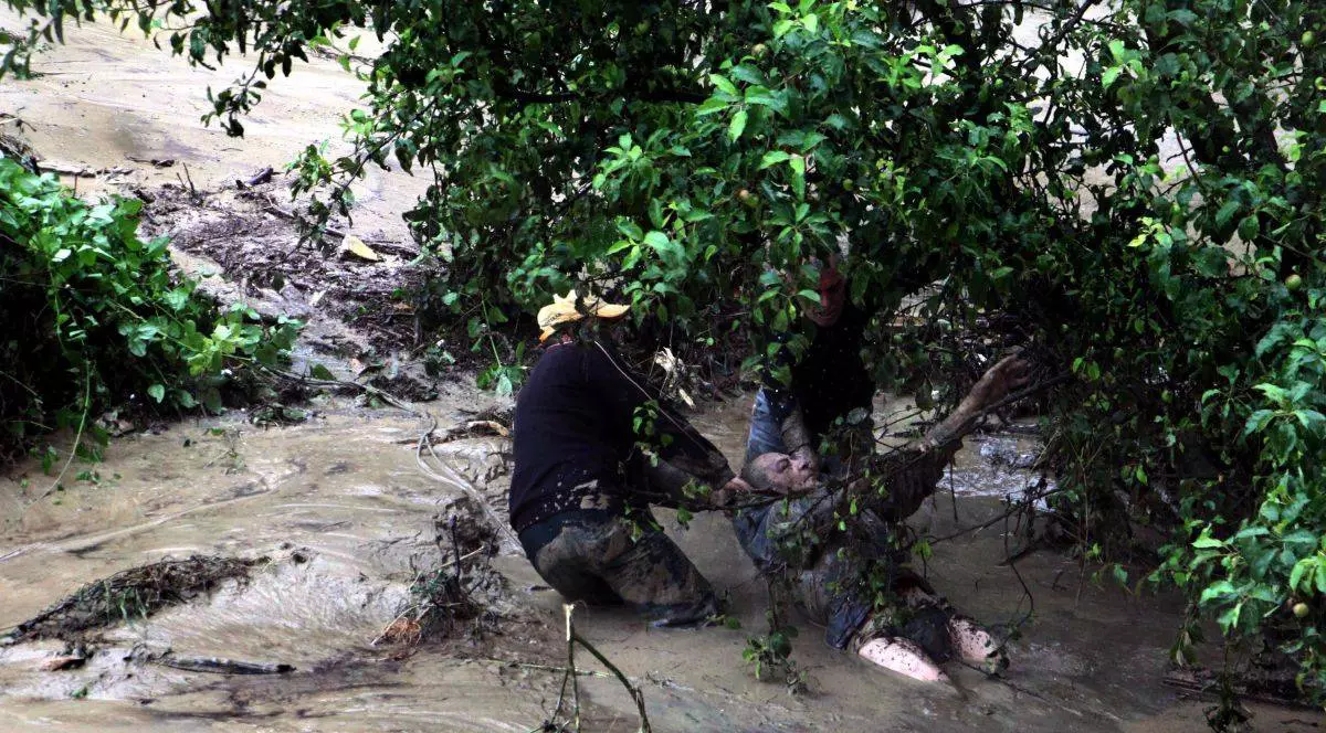STARE DE ALERTĂ din cauza INUNDAŢIILOR. Turişti ROMÂNI blocaţi în Bulgaria