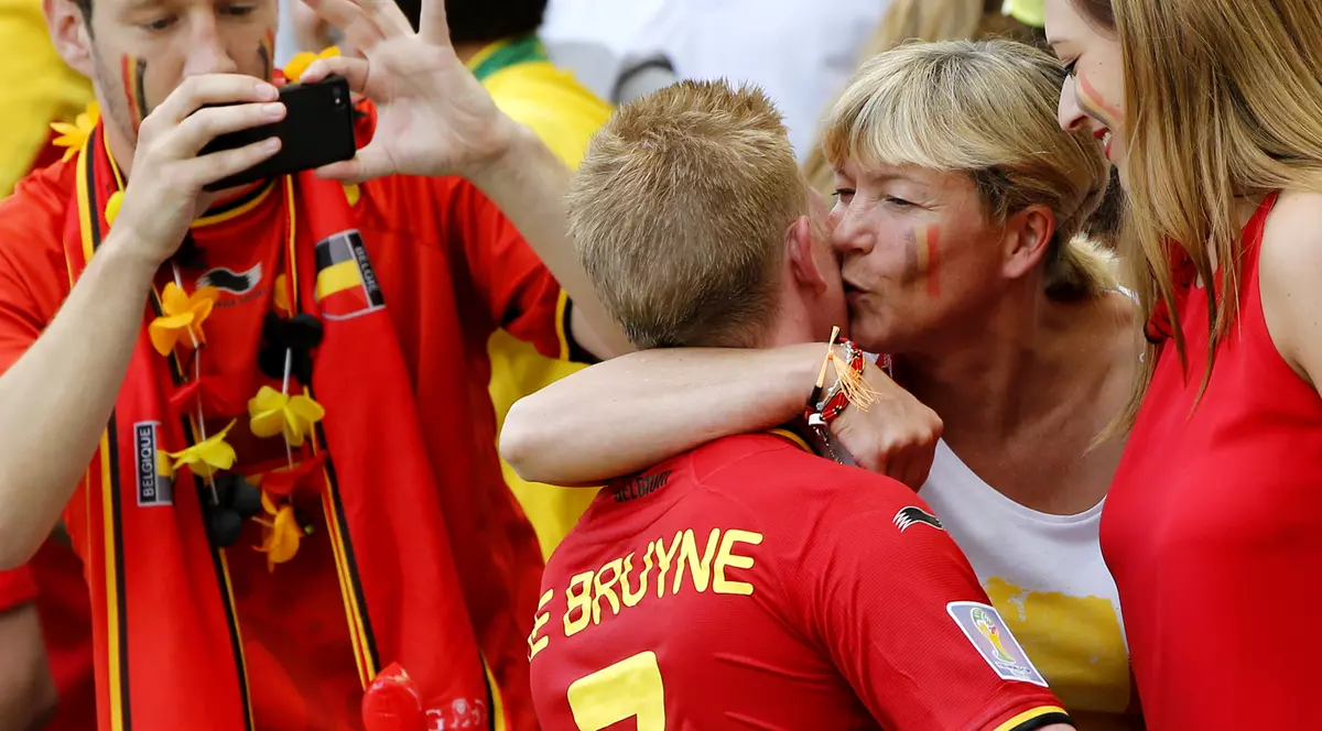 Muah!!!... De Bruyne s-a ales cu un pupic la finalul meciului Belgia - Rusia! 