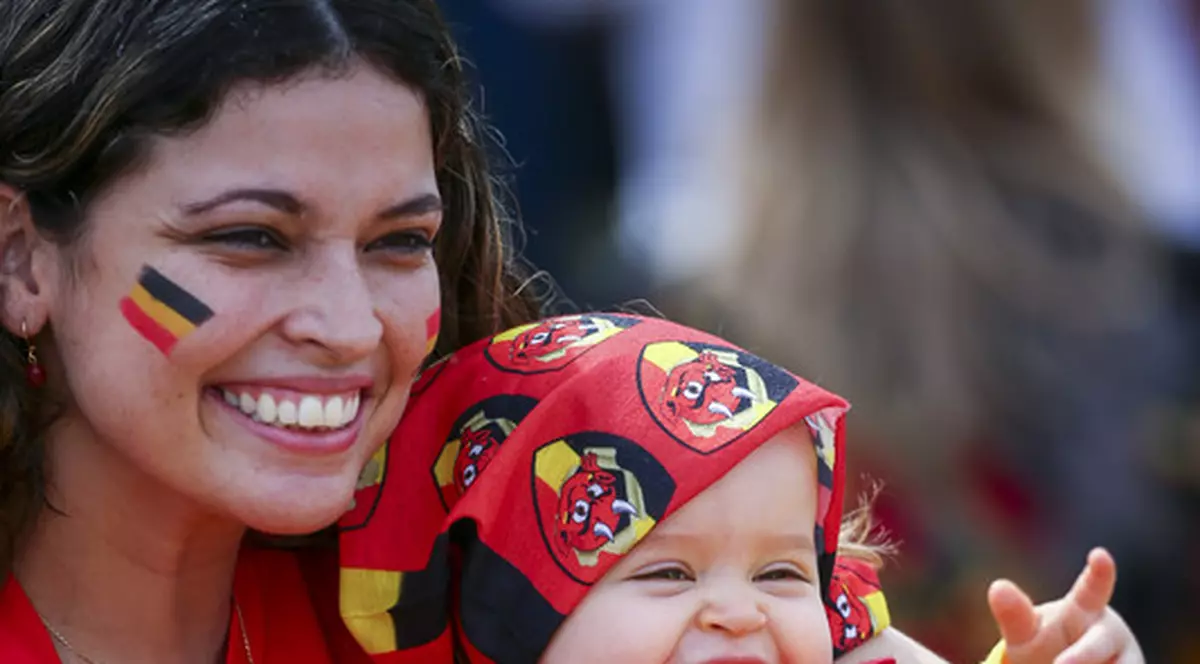 Mamă, ce amuzant e fotbalul ăsta! Cea mai mică "diavoliţă" s-a distrat  la antrenamentul belgienilor