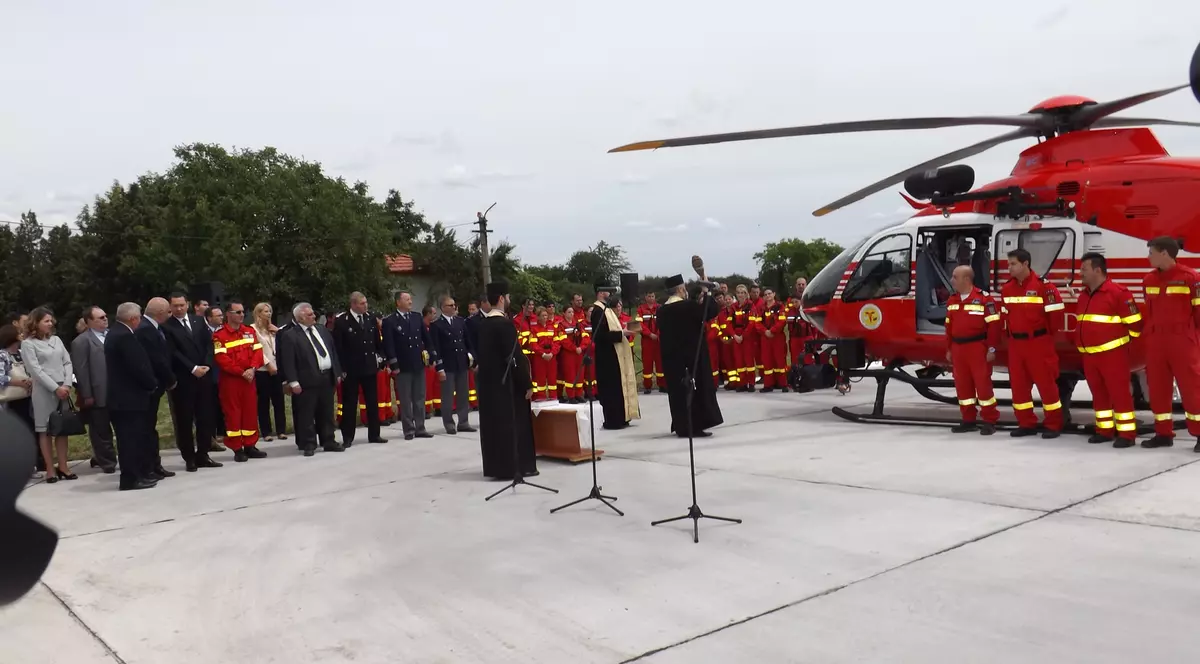 Elicopterul SMURD Galaţi, liber la zbor pe Autostrada Soarelui, dar şi peste Prut, în Republica Moldova | FOTO