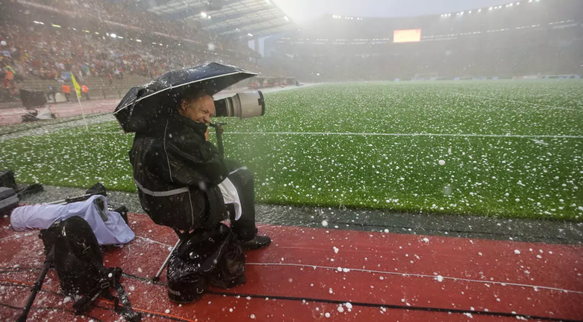 Apocalipsa la Bruxelles! Meciul Belgia - Tunisia, întrerupt 