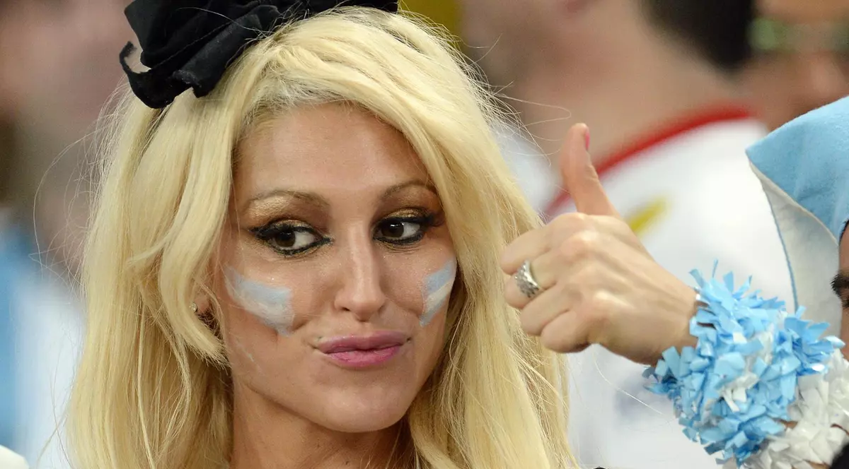 Argentina joacă super-fotbal și are super-suporterițe. Să tot joace Messi!