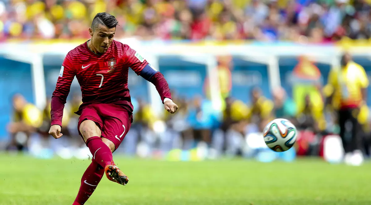 VIDEO / Cristiano Ronaldo ”a băut apă” după Mourinho şi Ibrahimovici. Aroganţă maximă la adresa jurnaliştilor