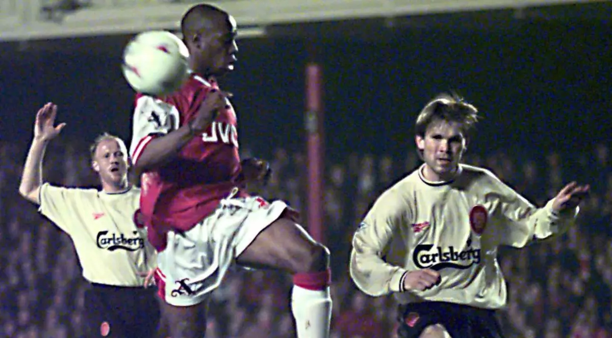 ŞOCANT: Soţia şi copiii celebrului Ian Wright, ameninţaţi cu cuţitul!