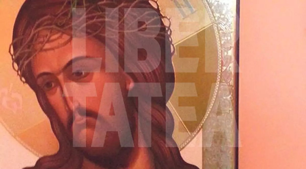 INCREDIBIL! Ţigări de CONTRABANDĂ ascunse în ICOANE şi în BORCANE cu BULION