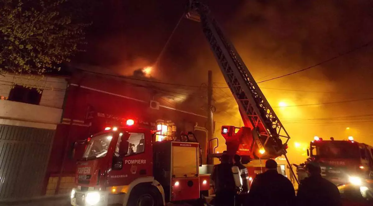 CUTREMURĂTOR! Un bărbat S-A ÎNCHIS în casă cu cele două FIICE şi a DAT FOC locuinţei