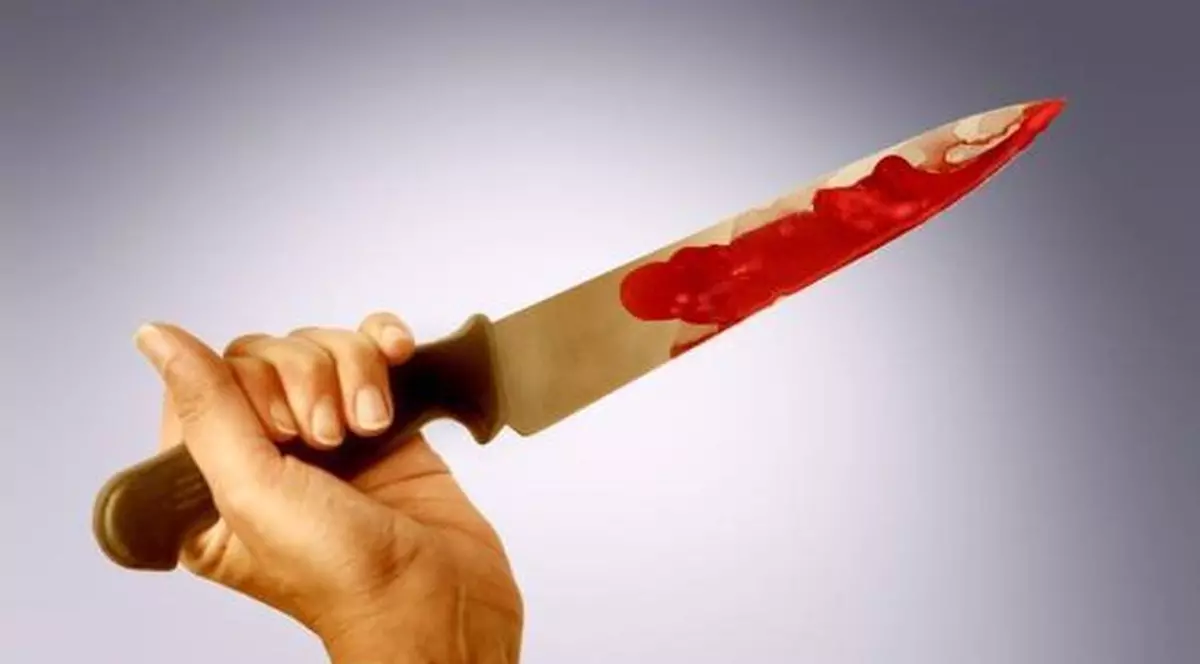 a înjunghiat două femei şi a furat un taxi