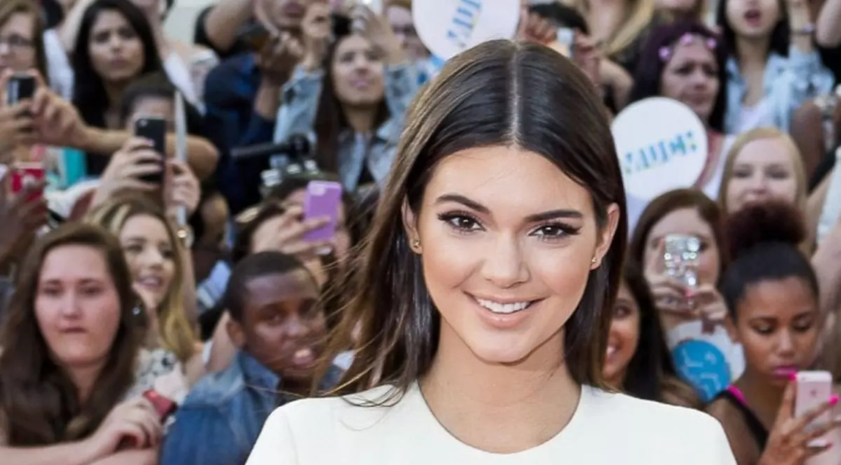 ŞI-A ARĂTAT ZONA PELVIANĂ, la doar 18 ani! Sora lui KIM KARDASHIAN, KENDALL, fără pic de RUŞINE PE COVORUL ROŞU! FOTO