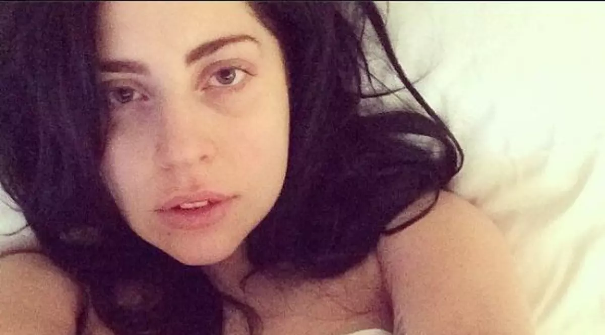 E o vedetă! E o femeie normală! E Lady GaGa NEMACHIATĂ!