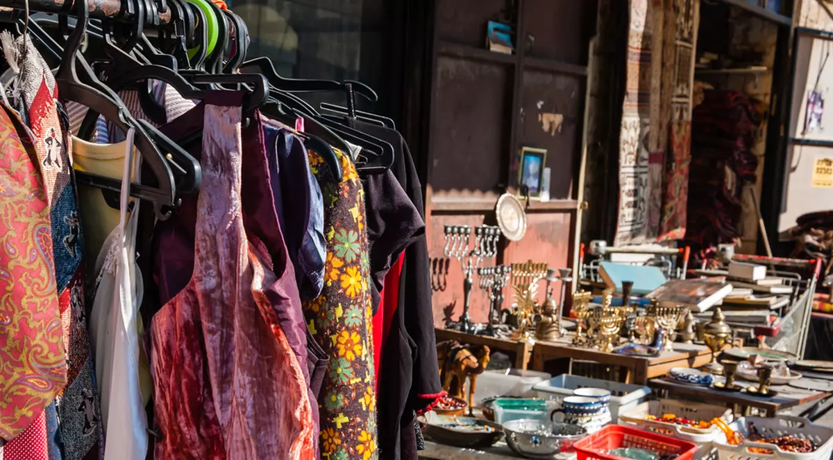 Haine din tomberoane, vândute de comercianții ambulanți ca produse second-hand