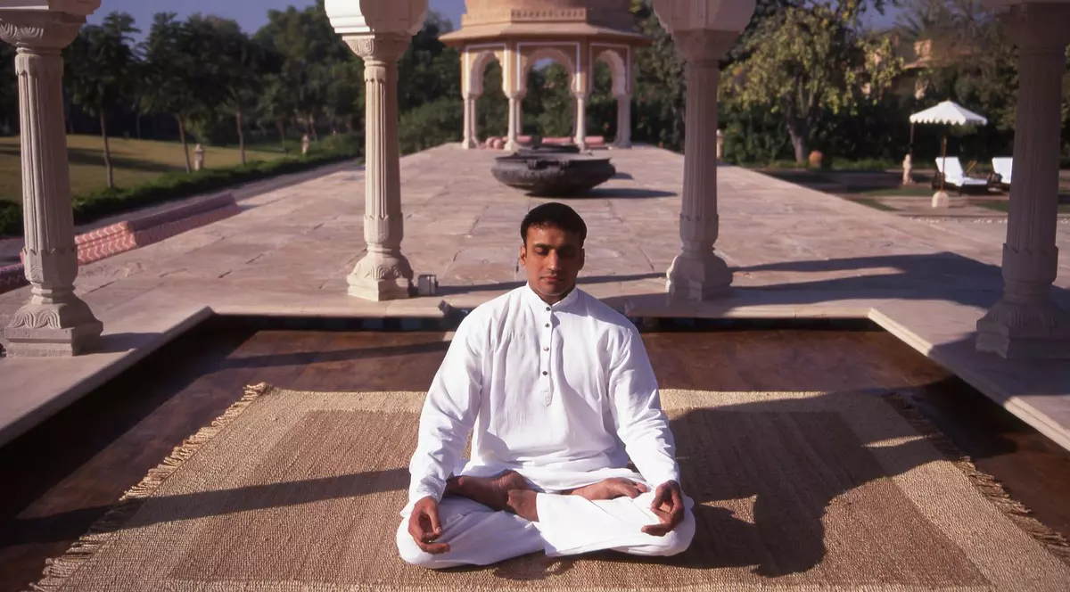 POVESTEA INCREDIBILĂ a unui LIDER SPIRITUAL: INSTANŢA  trebuie să decidă dacă este MORT sau în MEDITAŢIE PROFUNDĂ  