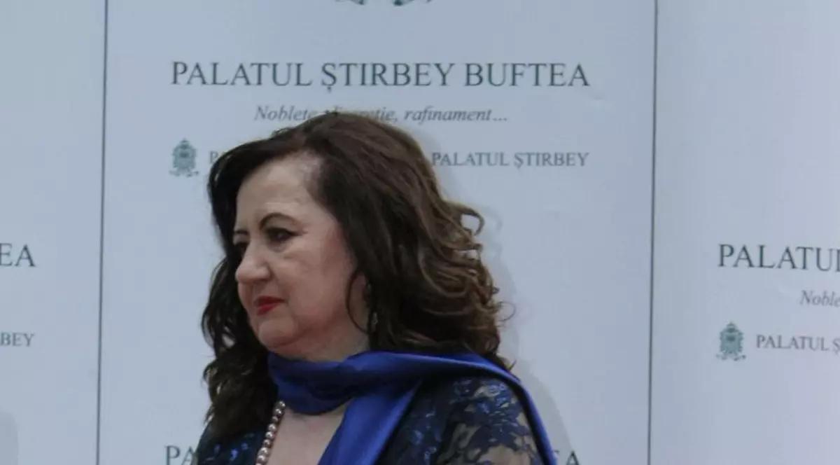 AMBELE au PURTAT ROCHII de DANTELĂ în NUANŢE de ALBASTRU. Mioara Roman şi Silvia Chifiriuc, actuala soţie a lui Petre Roman, ALEGERI SIMILARE