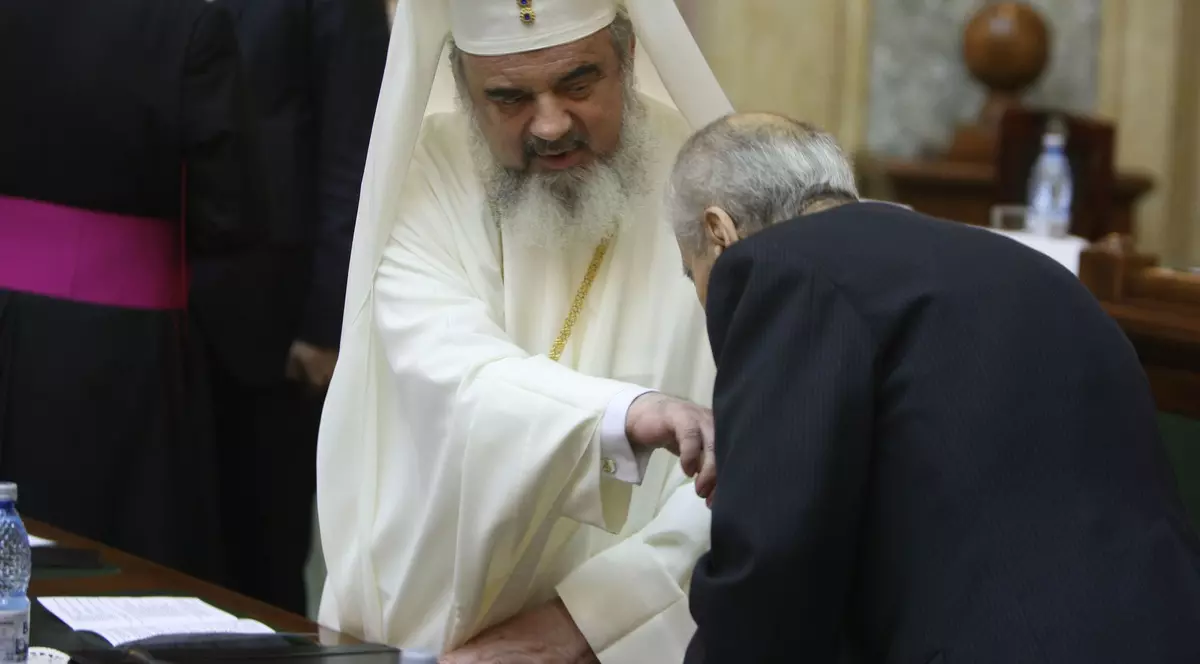 FOTO de senzaţie | Un important om politic îi pupă mâna Patriarhului 