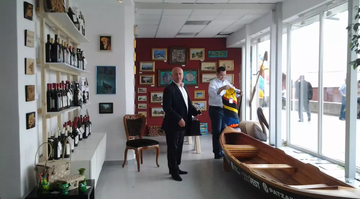 Victor şi Daciana Ponta, la shoppping de suveniruri în Tulcea! Află ce au luat din magazinul lui Ivan Patzaichin | FOTO