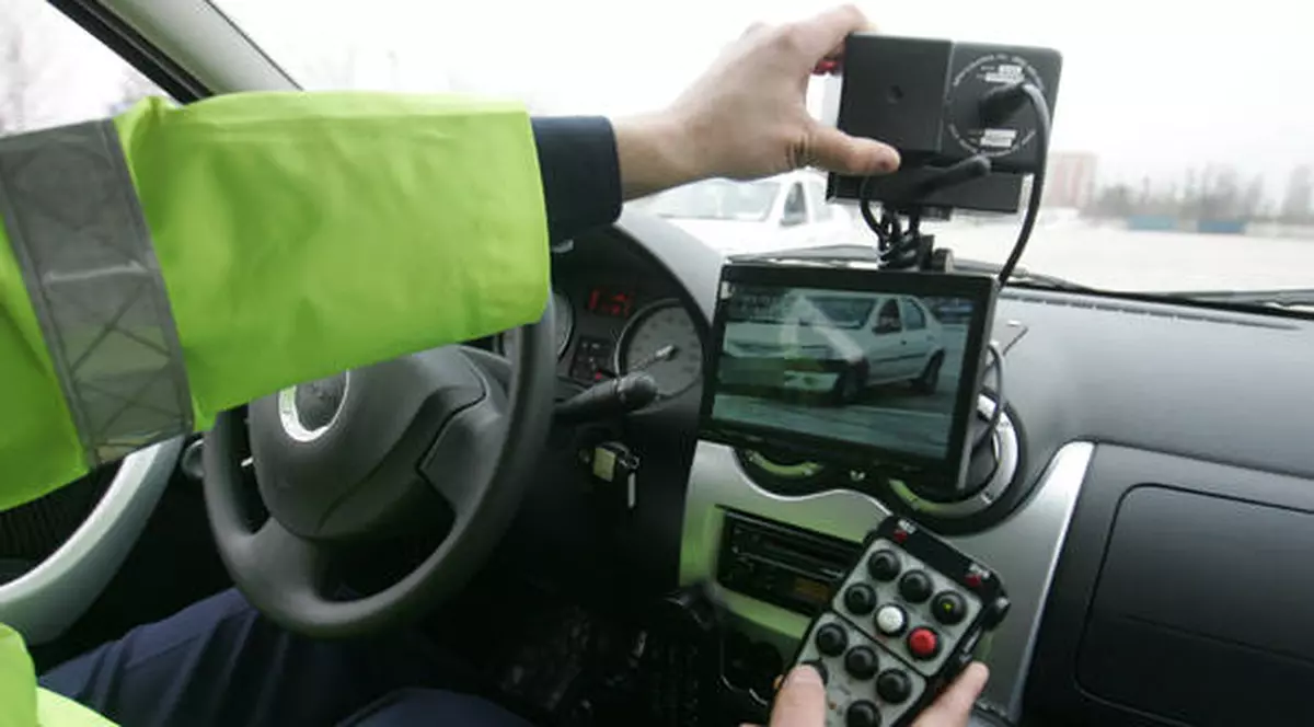 Mii de şoferi, amendaţi pentru viteză