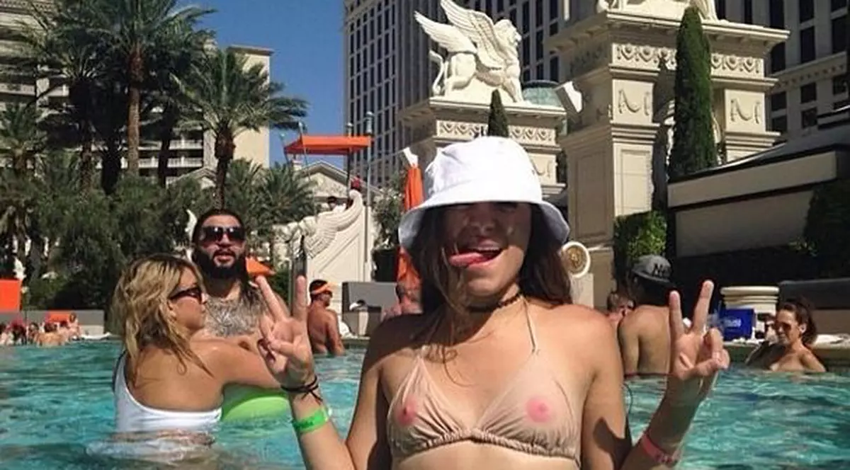 SUTIENUL cu SFÂRCURI, revolta FETELOR împotriva site-urilor de socializare | FOTO EXCEPŢIONALE