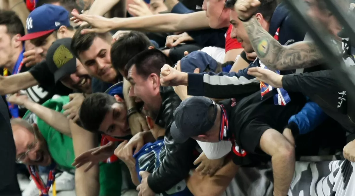 GALERIE FOTO / Suporteri campioni! Fanii s-au înghesuit să-i vadă pe stelişti la antrenament