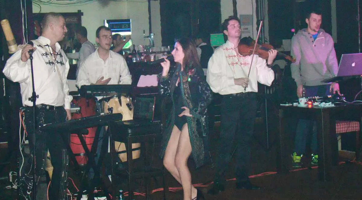 Betty Stroe s-a relansat într-un mod nonconformist! Cântă etno în chiloţi