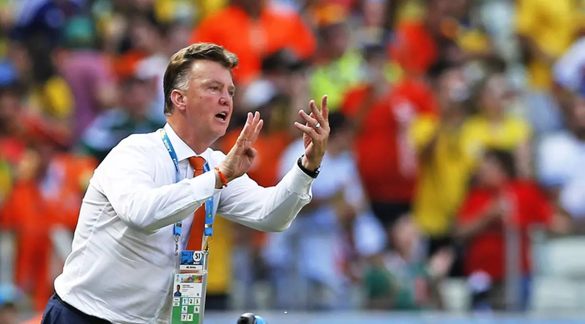 VIDEO / Van Gaal, furat de ”peisaj”: ^atras de decolteul unei jurnaliste!