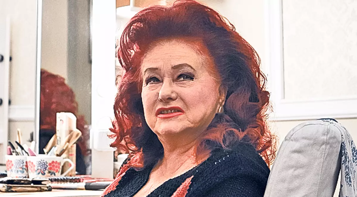 Stela Popescu îşi face cercei din pietrele de la fiere