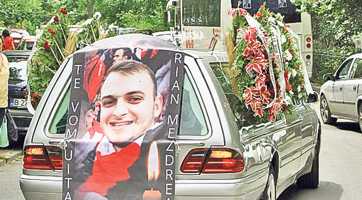 Răpuşi de cocktailuri mortale? Doi bărbaţi au făcut infarct după ce au băut energizante şi alcool şi au fumat ca turcii