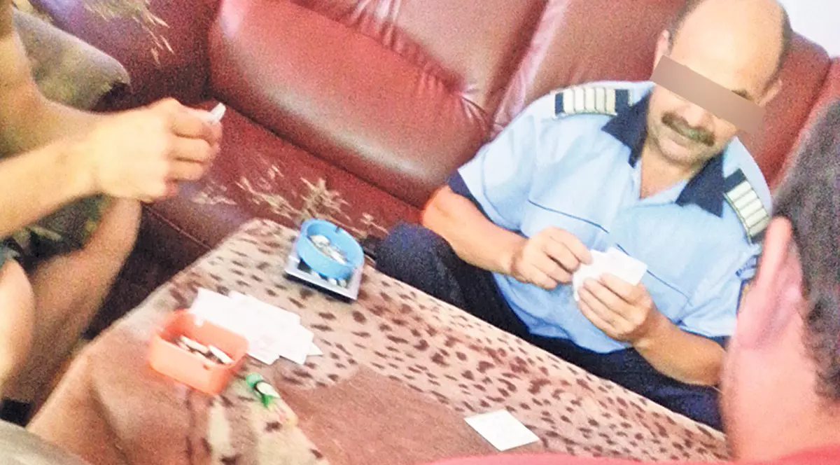 Halal om al legii! Poliţistul face cărţile la cârciumă