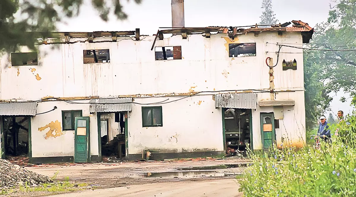 Fabrică distrusă de un fulger! Furtunile violente au ucis un om şi au făcut pagube importante