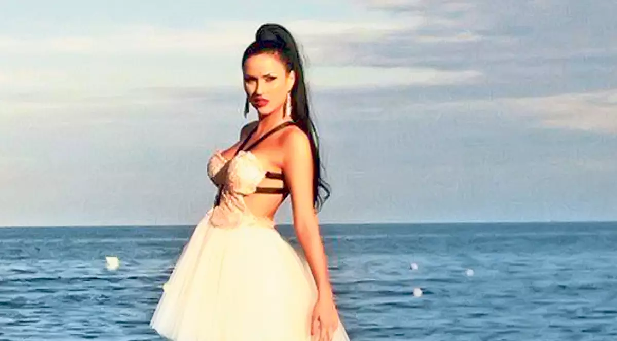 Vedetele au profitat de primele zile caniculare din an şi şi-au etalat corpurile pe plajă şi la piscină