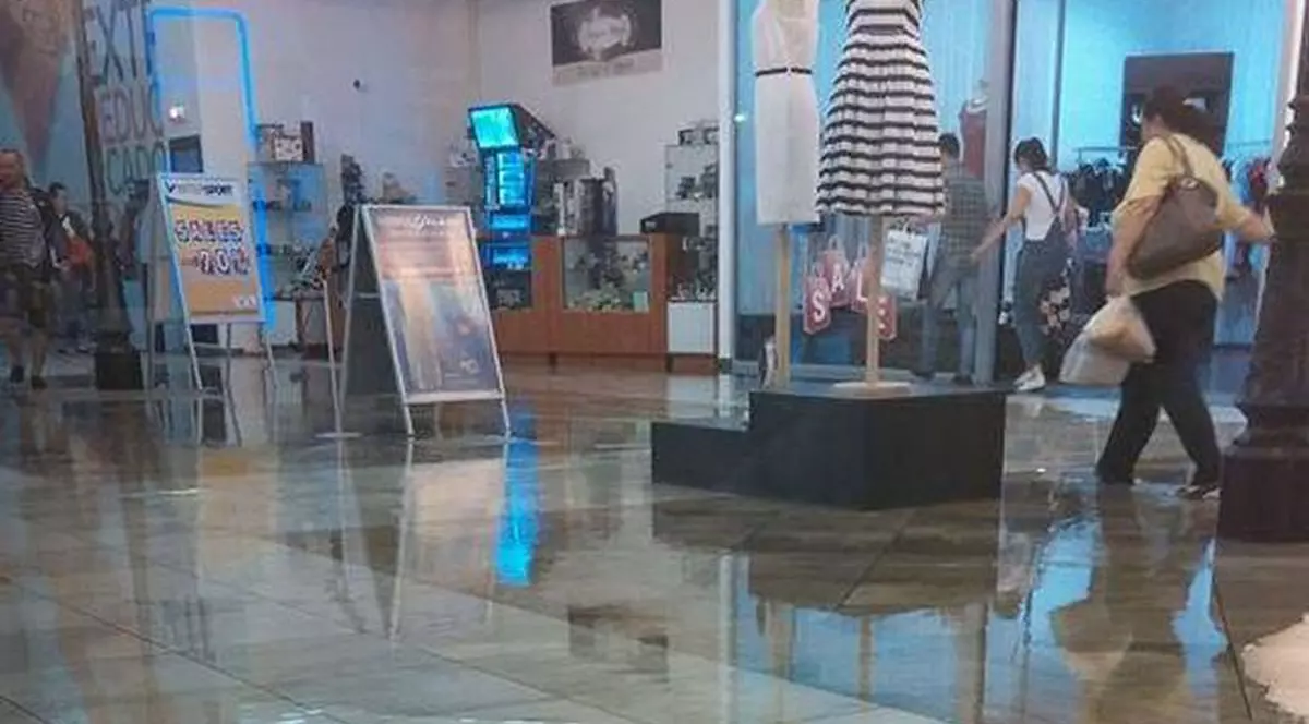 Mall din Piteşti, inundat după o ploaie de câteva minute | FOTO