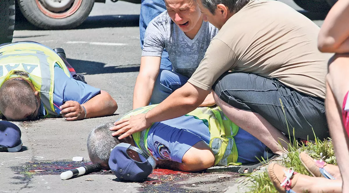 Poliţişti executaţi în stradă