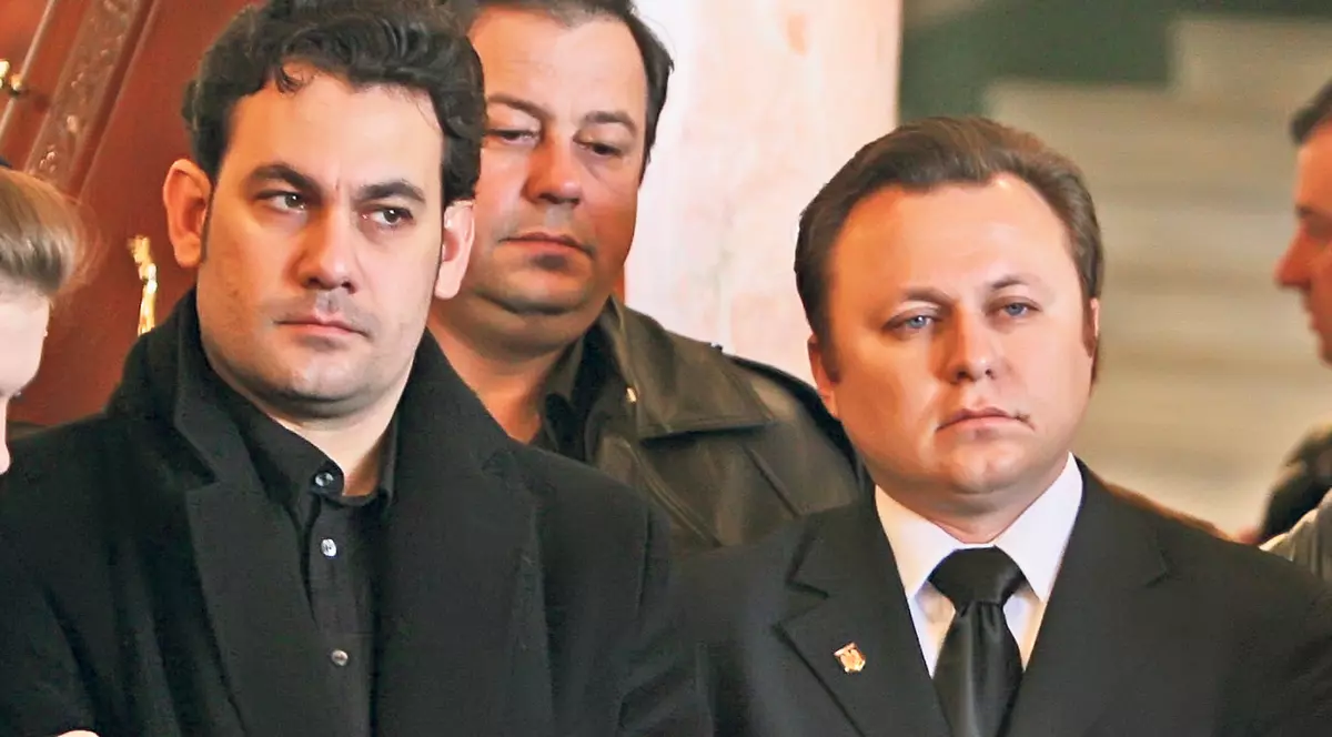 EXCLUSIV LIBERTATEA | Ionuţ şi Dragoş Dolănescu au de împărţit frăţeşte o mică avere! «50.000 de euro zac în bancă, dar n-avem acces la ei»