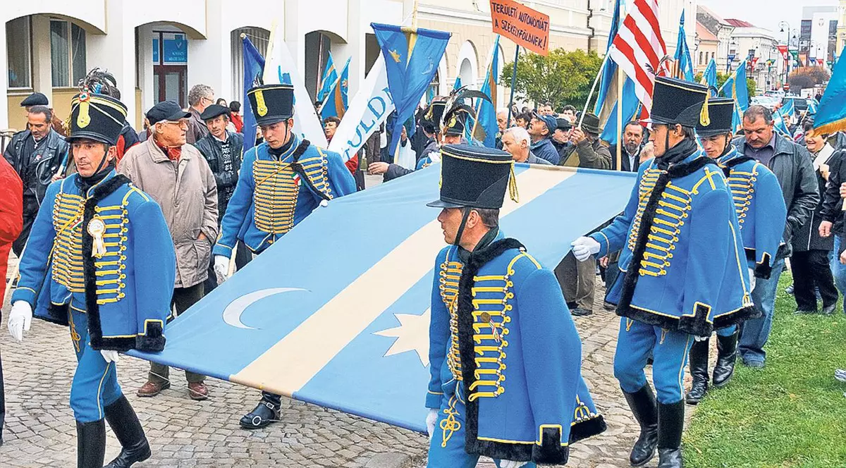 Semjen Zsolt, vicepremierul Ungariei, a fluturat steagul secuiesc în România