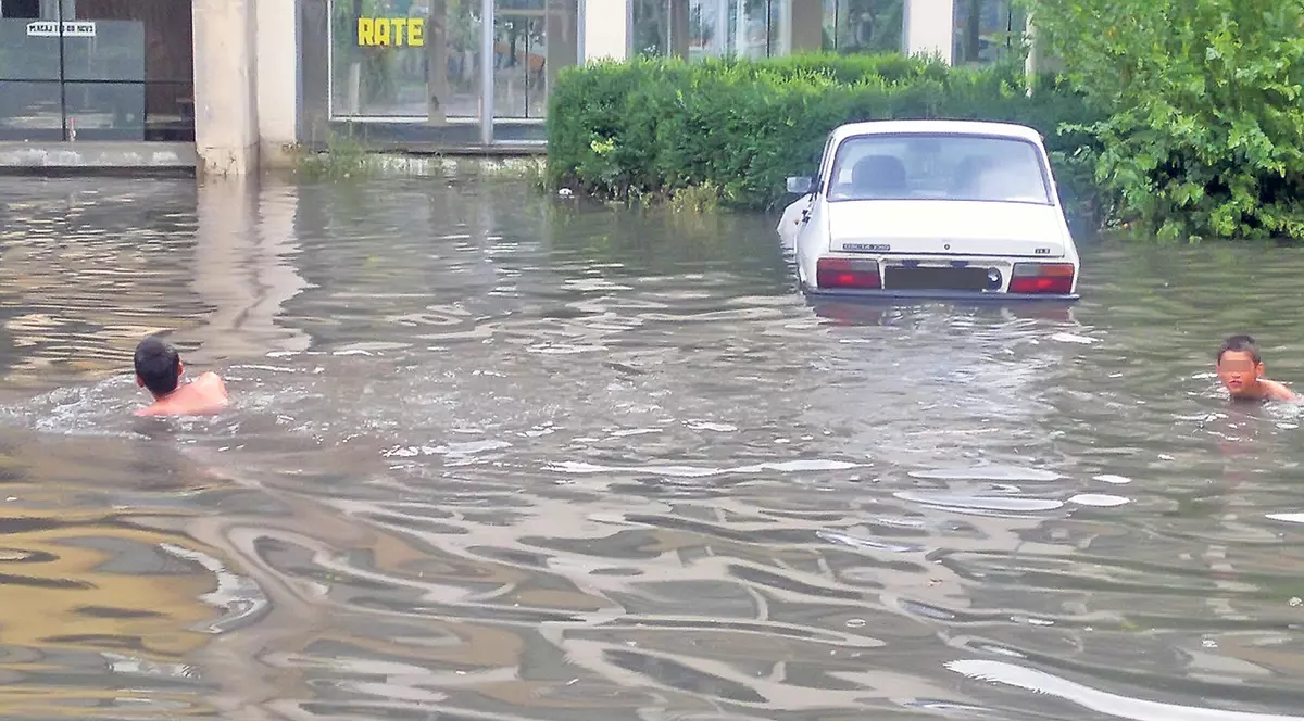 Oraşul-piscină! Drobeta Turnu-Severin, SUB APE după o ploaie de 15 minute