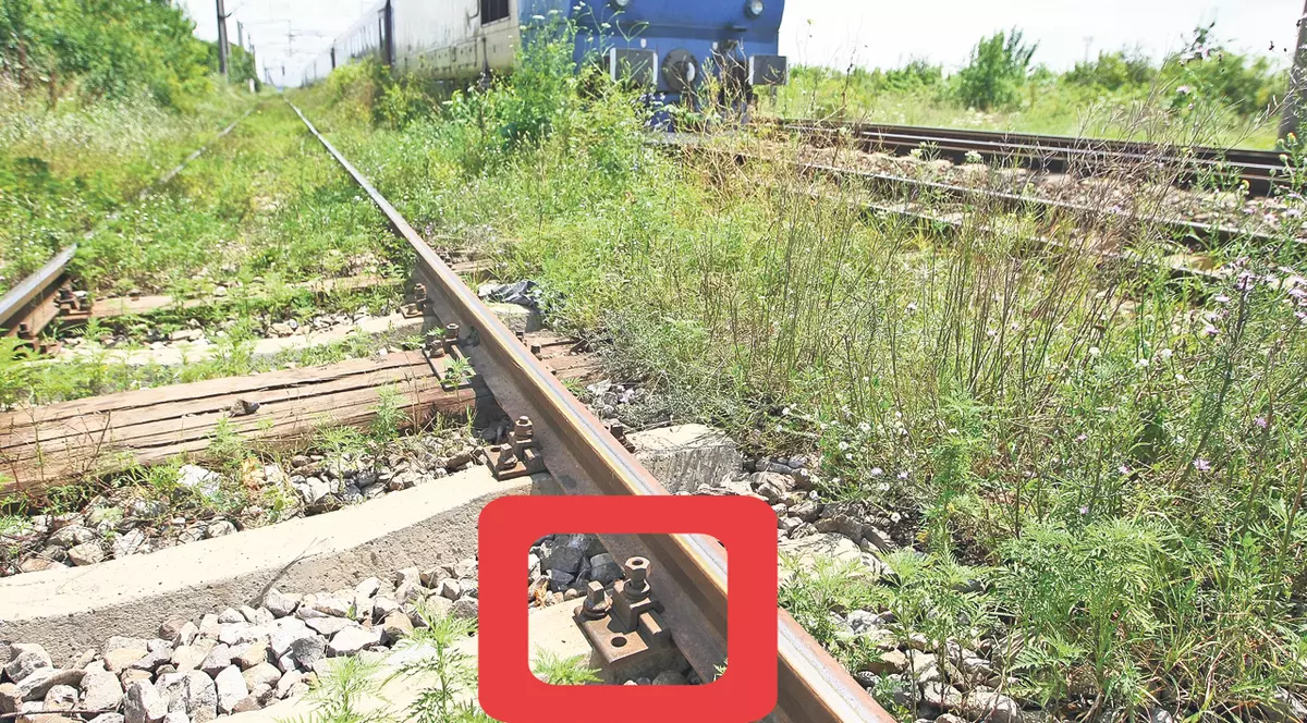 Pericol pe calea ferată! Șuruburile șinelor pot fi desfăcute cu mâna