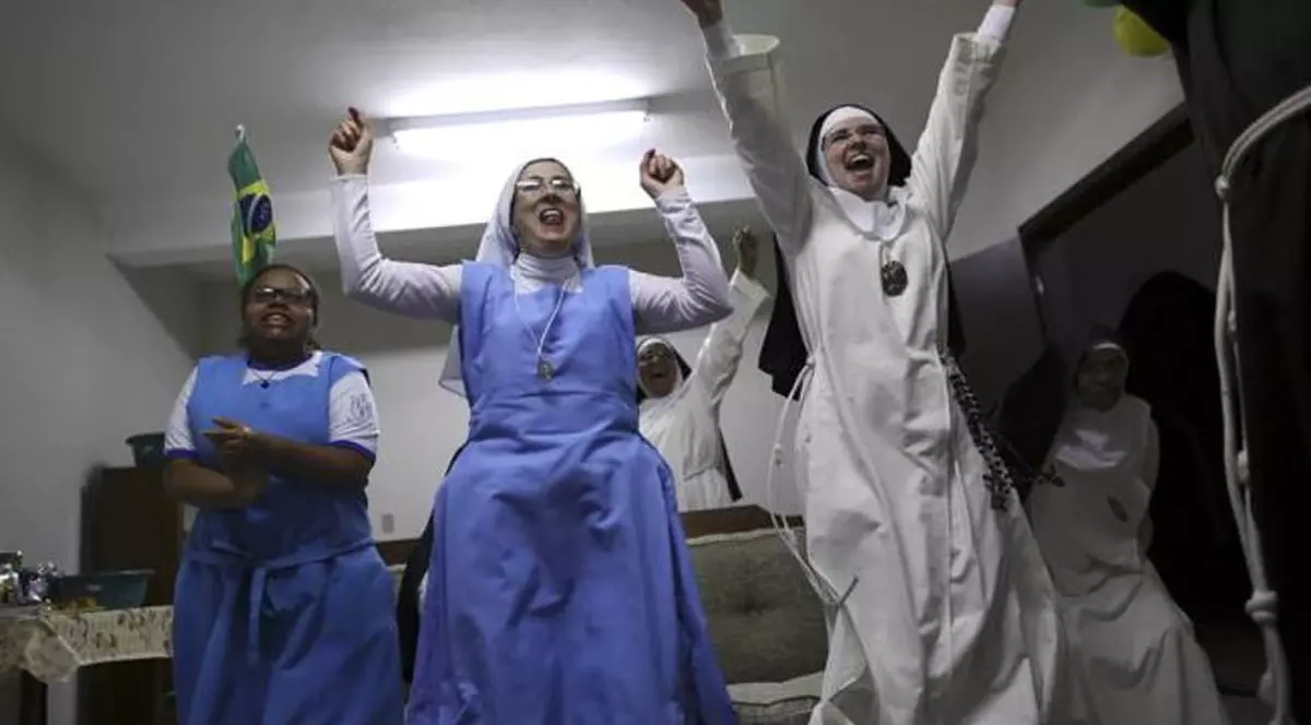 GALERIE FOTO / Călugărițele care urlă precum ultrașii pentru Brazilia!