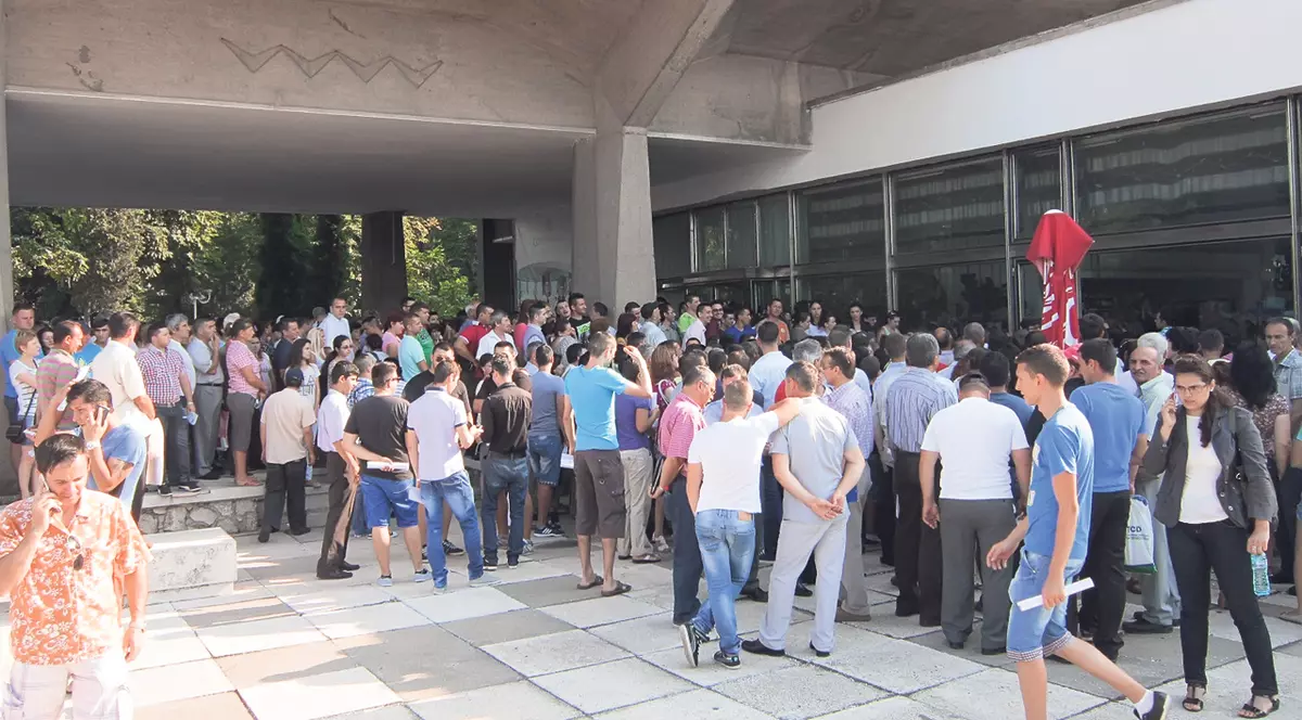 Au făcut coadă ca să prindă un loc de muncă