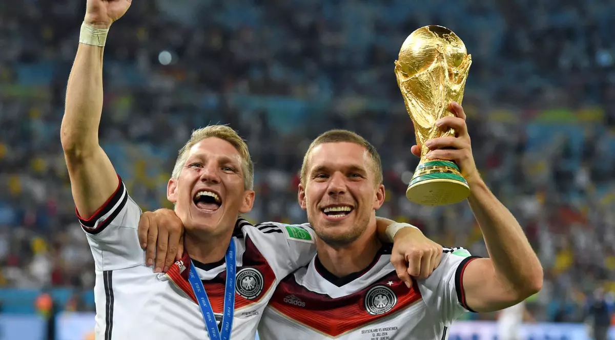 Lukas Podolski, selfie cu Angela Merkel şi cu trofeul Campionatului Mondial de Fotbal | FOTO