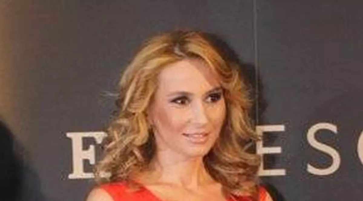 Ce şi-a FĂCUT CRINA ABRUDAN în CAP! Aşa COLORATĂ nu ai VĂZUT-O NICIODATĂ!
