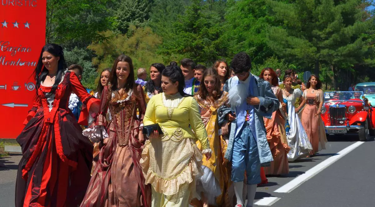 Paradă cu automobile de colecţie în staţiunea Sărata Monteoru | FOTO
