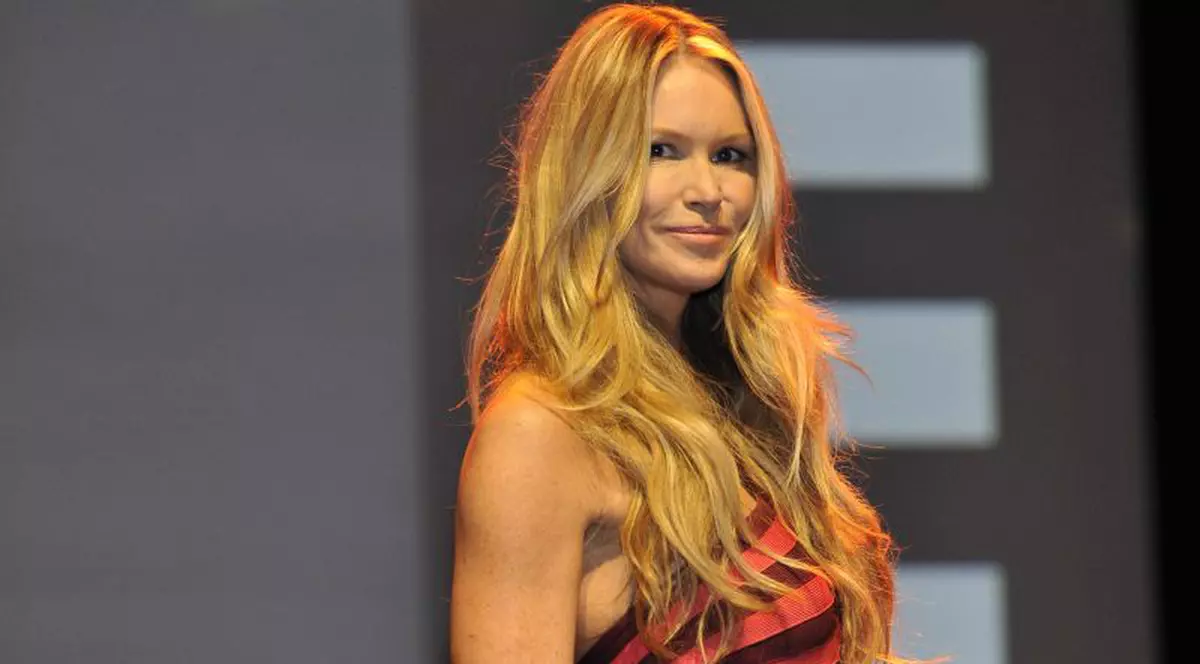 Arată incredibil! Elle Macpherson, în bikini, la 50 de ani | FOTO