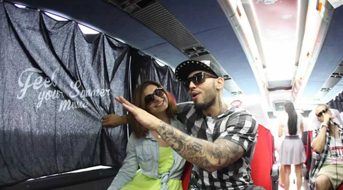 Alex Velea PLEACĂ LA MARE: "Antonia NE URMĂREŞTE"