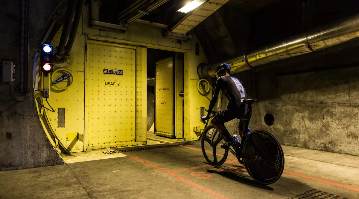 Chris Froome este primul om din lume care a trecut tunelul Canalul Manecii pe doua roti