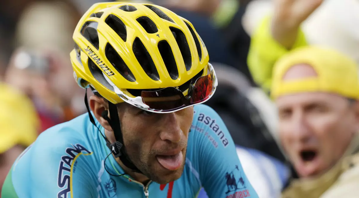 ”Rechinul” Nibali a făcut iar dinți. Froome, blocat de probleme mecanice, suferă
