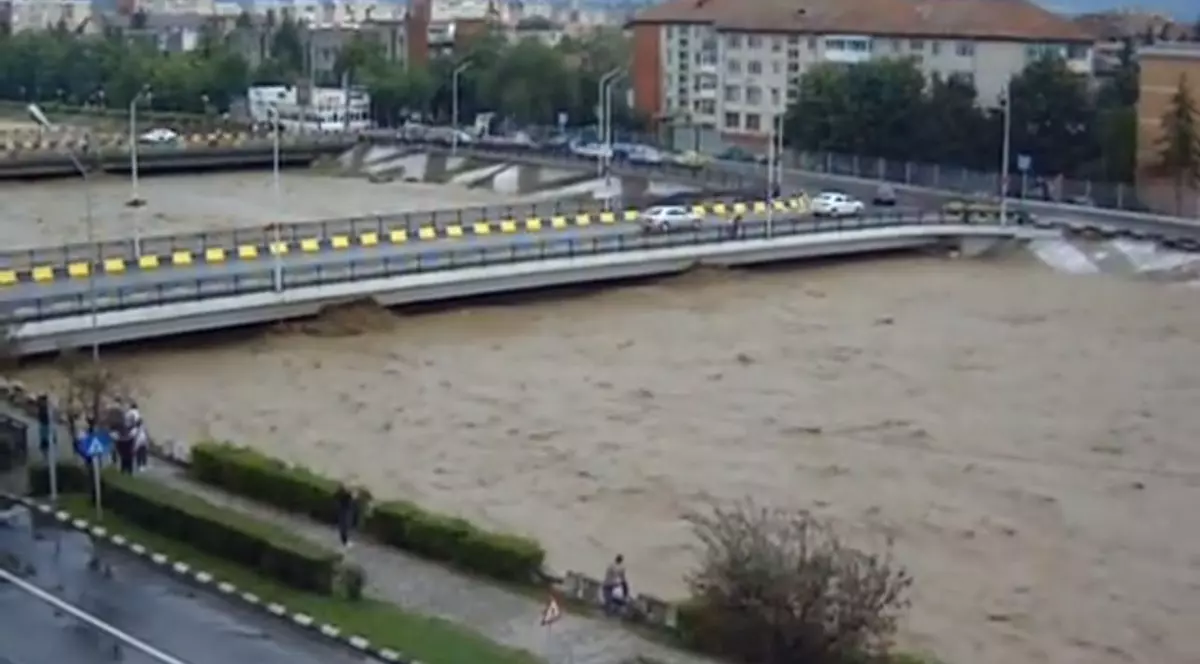 Inundaţiile fac prăpăd în Oltenia! Râul Olăneşti, la un pas de revărsare la Râmnicu Vâlcea | VIDEO