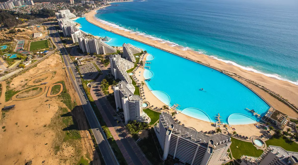 UAU! TE INVITĂM LA BĂLĂCEALĂ! CUM ARATĂ PISCINA de UN KILOMETRU, cea mai MARE DIN LUME?