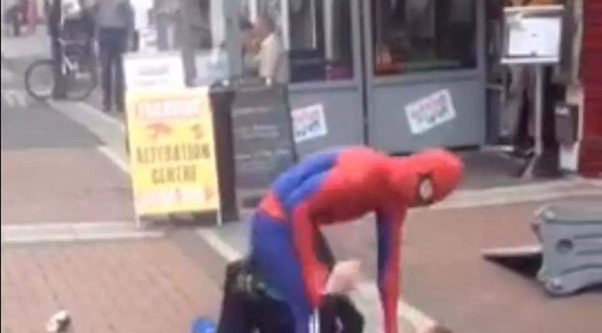 Viaţa bate filmul! Bărbat bătut pe stradă de... "Spider-Man" | VIDEO