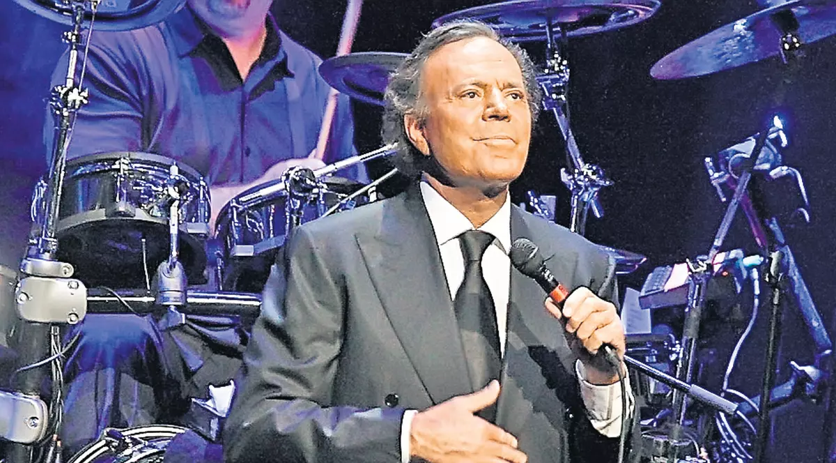 Julio Iglesias le-a dat cu tifla politicienilor români