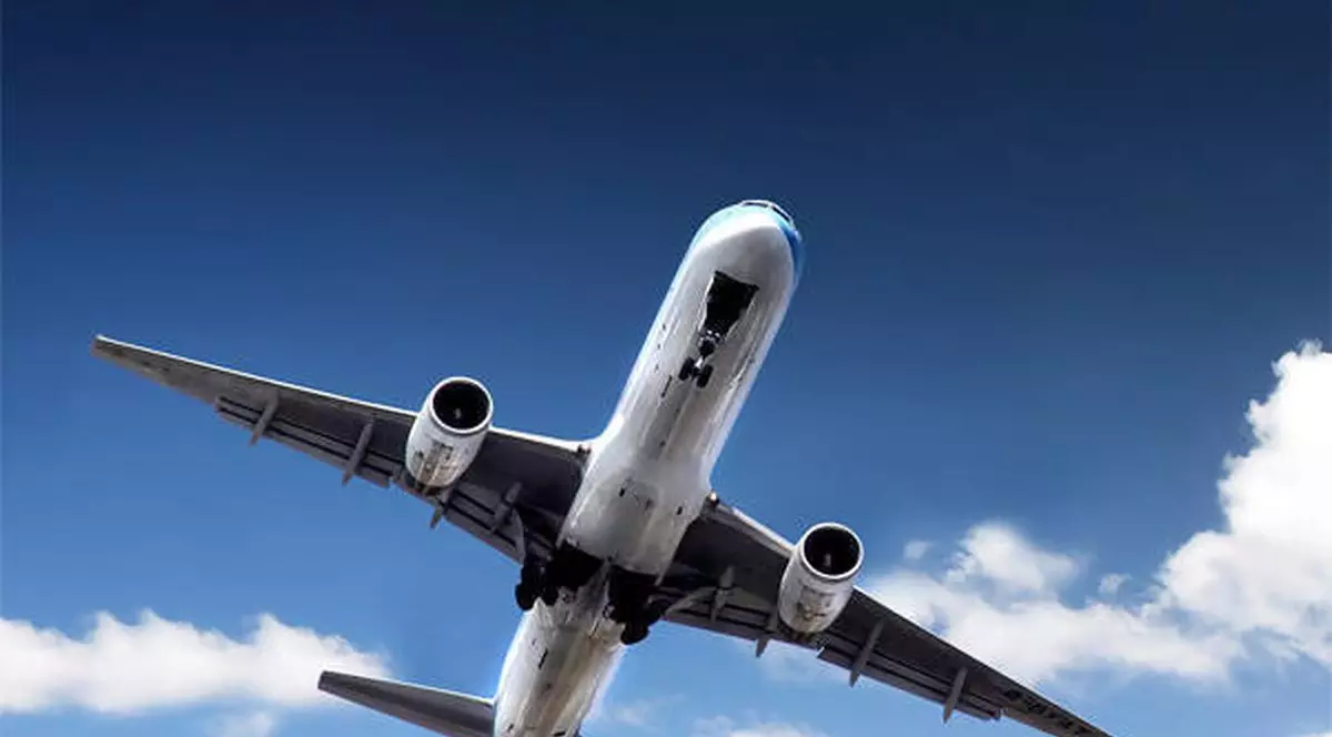 Părţi din MOTORUL unui AVION au CĂZUT peste O CASĂ şi peste MAŞINI în PORTUGALIA!