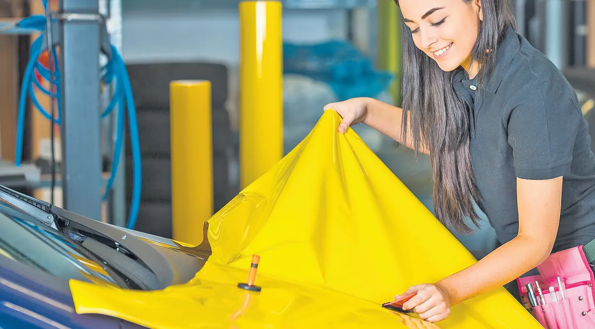 Vrei să îţi schimbi rapid culoarea maşinii? Iată cum aplici corect folia auto