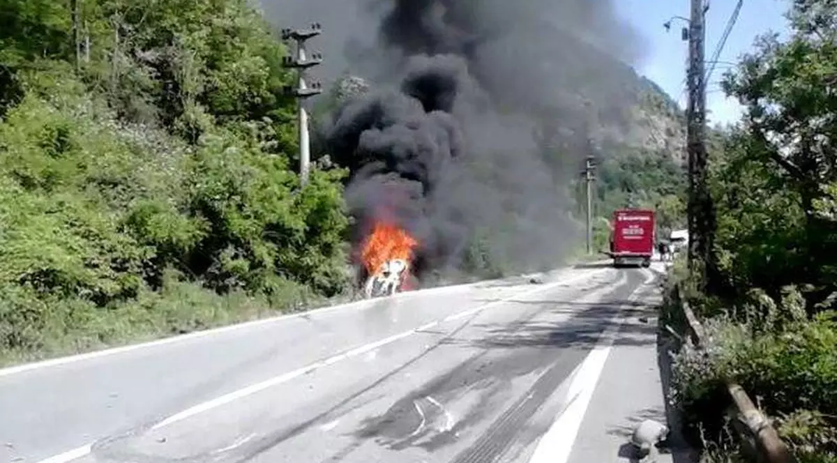 Copil salvat în ultima clipă dintr-o maşină răsturnată, cuprinsă de flăcări 